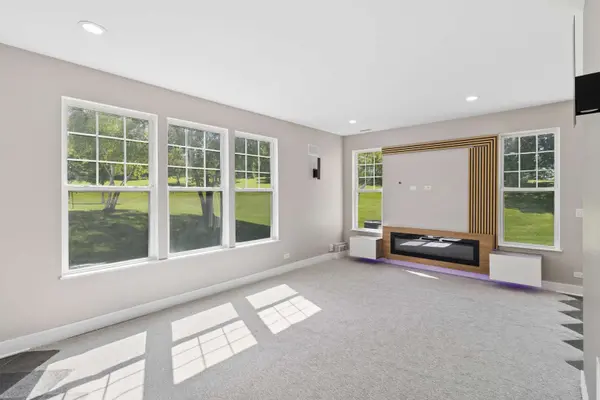 6530 Marble LN, Carpentersville, IL 60110