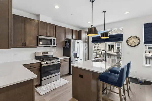 208 Timberleaf CIR, Roselle, IL 60172