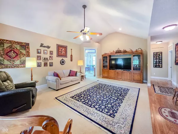 13684 W Auburn Ridge CT, Linton, IN 47441