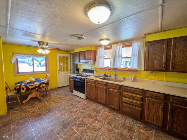 306 W Hubert ST, Oaktown, IN 47561