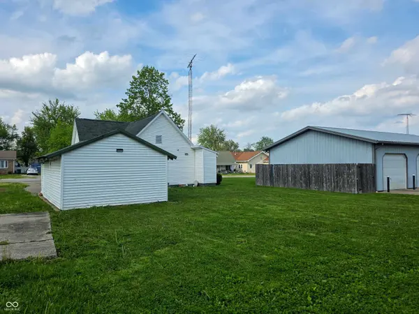 359 J ST NW, Linton, IN 47441