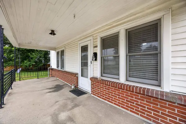 240 E Indiana Avenue, Bloomfield, IN 47424