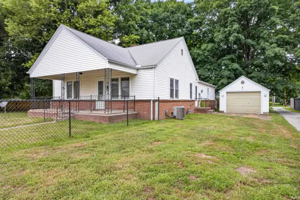 240 E Indiana Avenue, Bloomfield, IN 47424