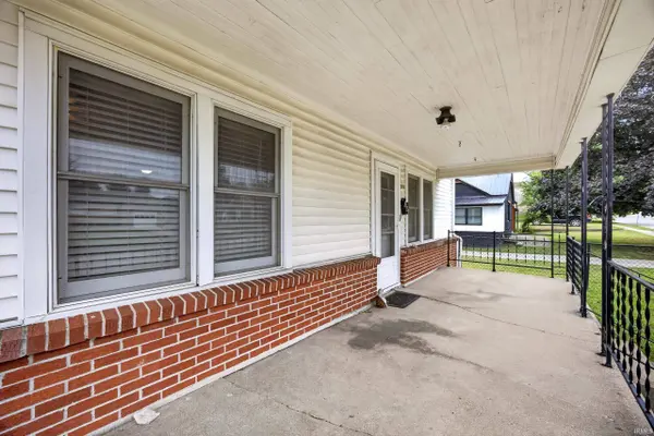 240 E Indiana Avenue, Bloomfield, IN 47424