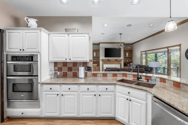 8024 E Greenbriar Ct, Wichita, KS 67226