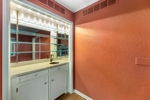 42 N Stratford, Eastborough, KS 67206