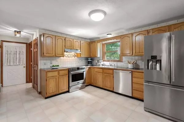 6 Crockett Cir, Hopedale, MA 01747