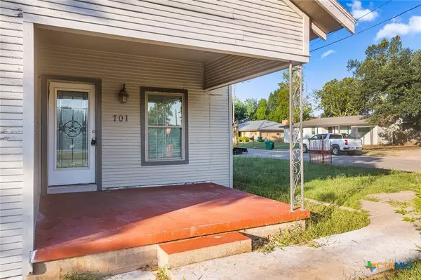 701 E 15th ST, Cameron, TX 76520