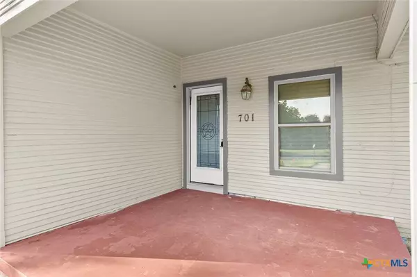 701 E 15th ST, Cameron, TX 76520