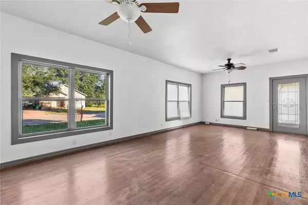 701 E 15th ST, Cameron, TX 76520