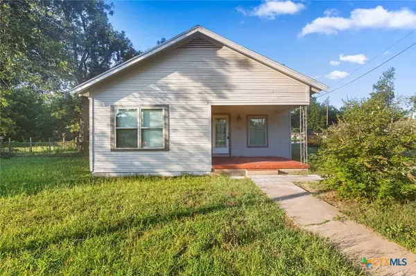 701 E 15th ST, Cameron, TX 76520