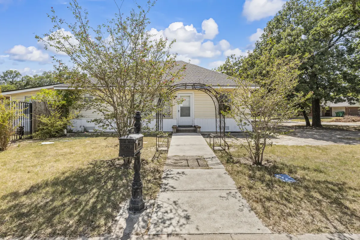 401 Powers St, Lacy Lakeview, TX 76705-1860