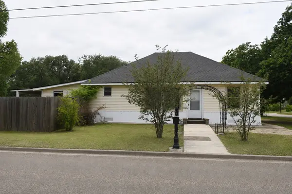 401 Powers St, Lacy Lakeview, TX 76705-1860