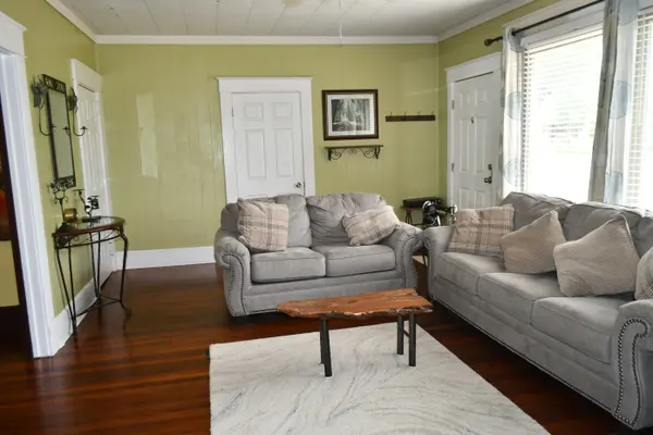 401 Powers St, Lacy Lakeview, TX 76705-1860