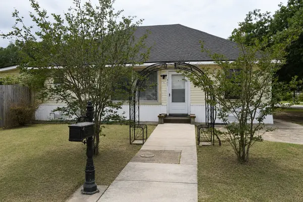 401 Powers St, Lacy Lakeview, TX 76705-1860