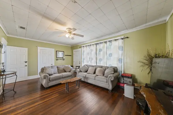 401 Powers St, Lacy Lakeview, TX 76705-1860