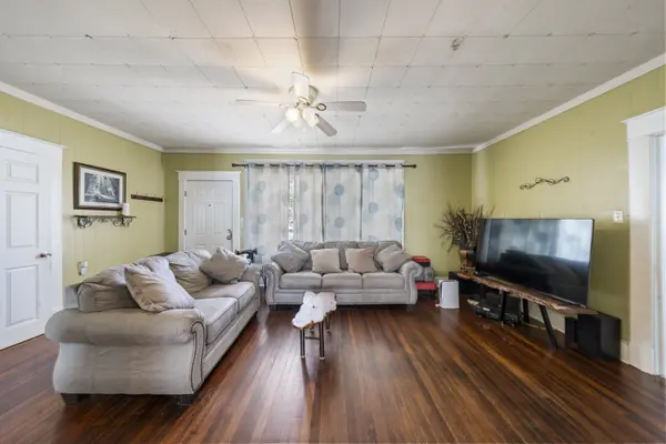 401 Powers St, Lacy Lakeview, TX 76705-1860