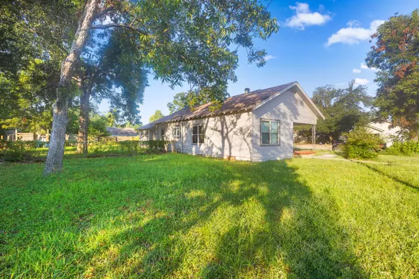 701 E 15th ST, Cameron, TX 76520