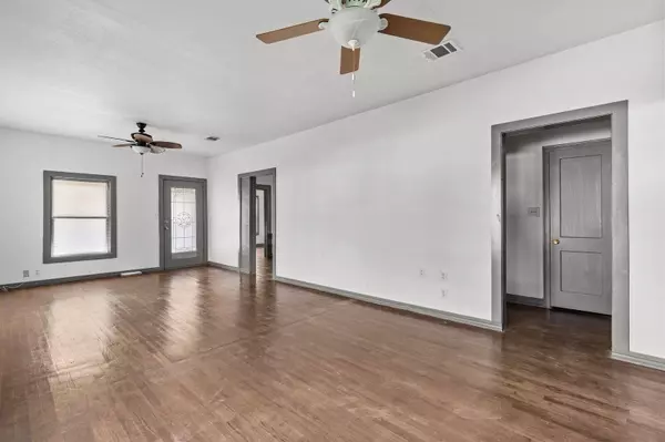 701 E 15th ST, Cameron, TX 76520