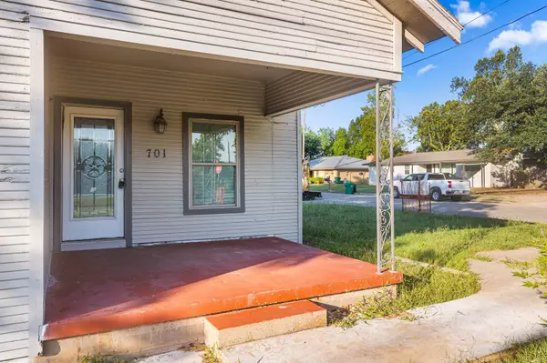 701 E 15th ST, Cameron, TX 76520