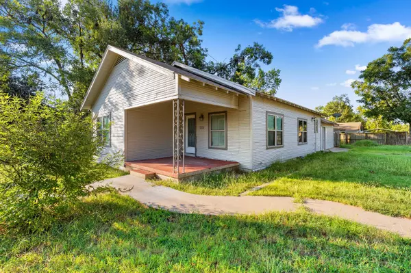 701 E 15th ST, Cameron, TX 76520