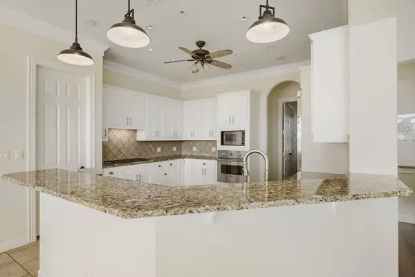 Prado Vista, Elgin, TX 78621