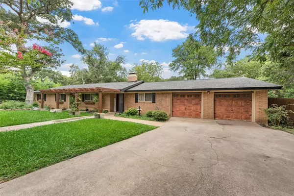 830 Arliss DR, Woodway, TX 76712