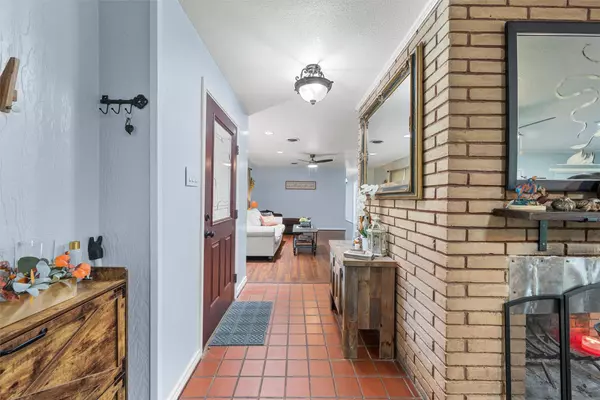 830 Arliss DR, Woodway, TX 76712