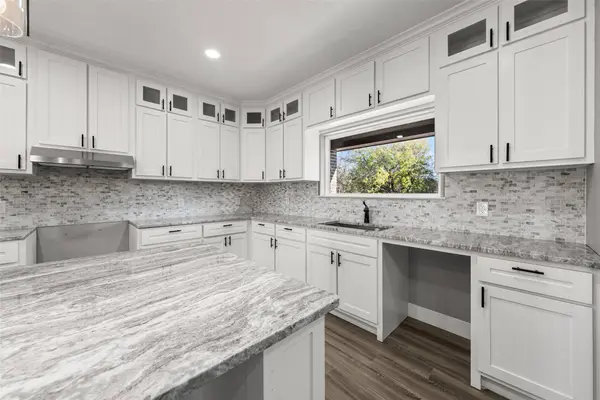 470 Elmwood DR, Woodway, TX 76712