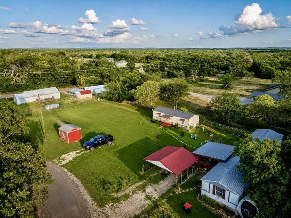 112 Woodlake LN, Axtell, TX 76624