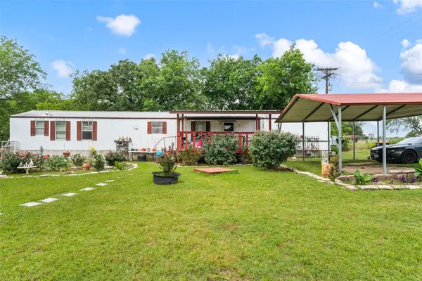 112 Woodlake LN, Axtell, TX 76624