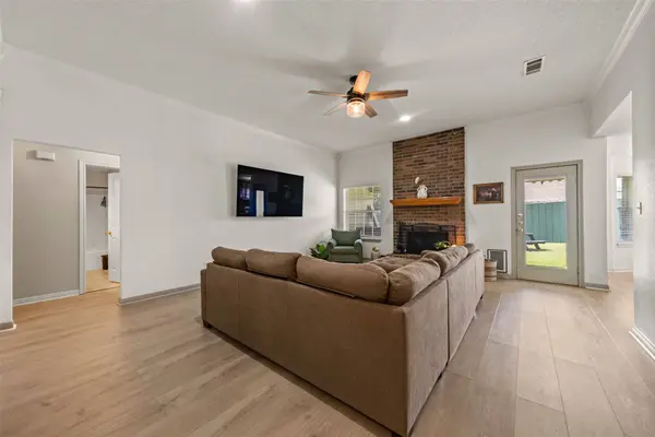 104 W Jade DR, Hewitt, TX 76643