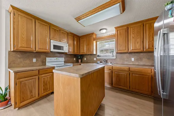 104 W Jade DR, Hewitt, TX 76643