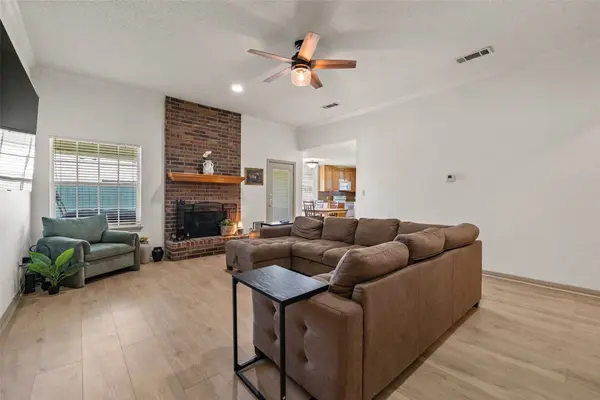 104 W Jade DR, Hewitt, TX 76643