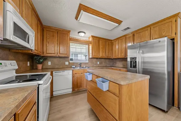 104 W Jade DR, Hewitt, TX 76643