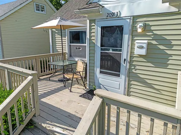 20913 Ridgemont RD, Harper Woods, MI 48225