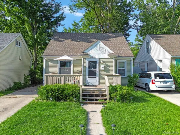 20913 Ridgemont RD, Harper Woods, MI 48225