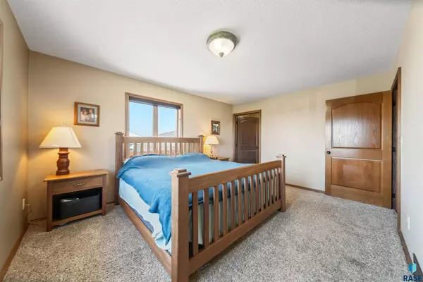 27053 S Tallgrass Ave, Sioux Falls, SD 57108