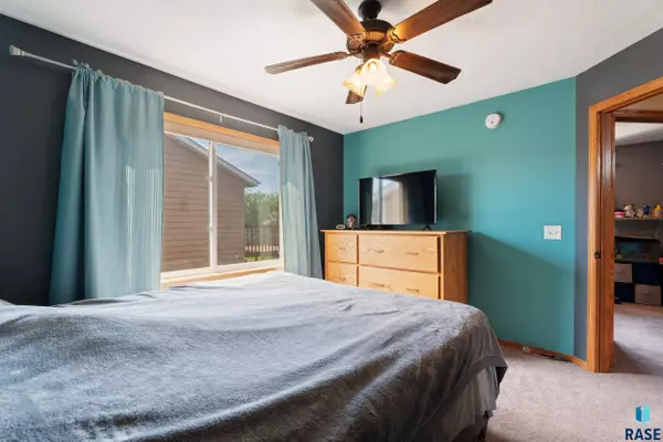 5601 W Oakcrest Dr, Sioux Falls, SD 57107