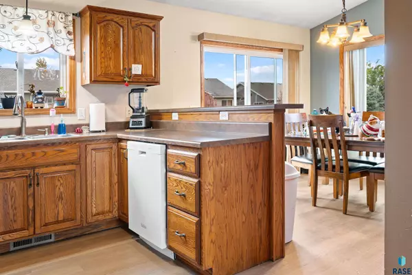 5601 W Oakcrest Dr, Sioux Falls, SD 57107