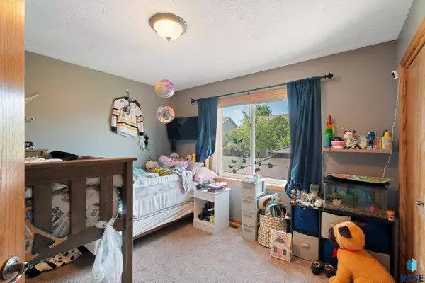 5601 W Oakcrest Dr, Sioux Falls, SD 57107