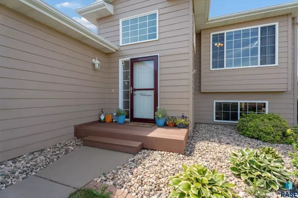 5601 W Oakcrest Dr, Sioux Falls, SD 57107