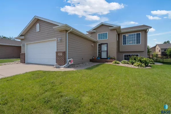 5601 W Oakcrest Dr, Sioux Falls, SD 57107
