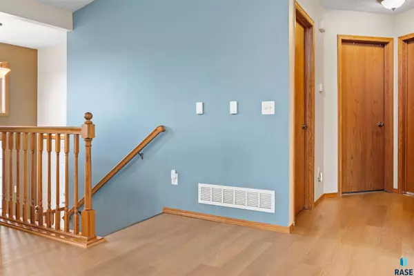 5601 W Oakcrest Dr, Sioux Falls, SD 57107