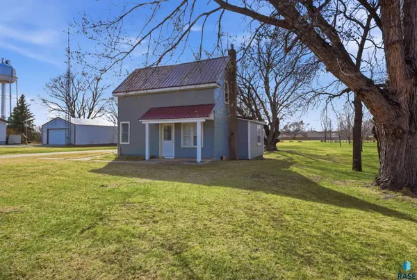 104 N Veterans St, Flandreau, SD 57028