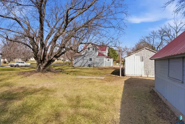 104 N Veterans St, Flandreau, SD 57028