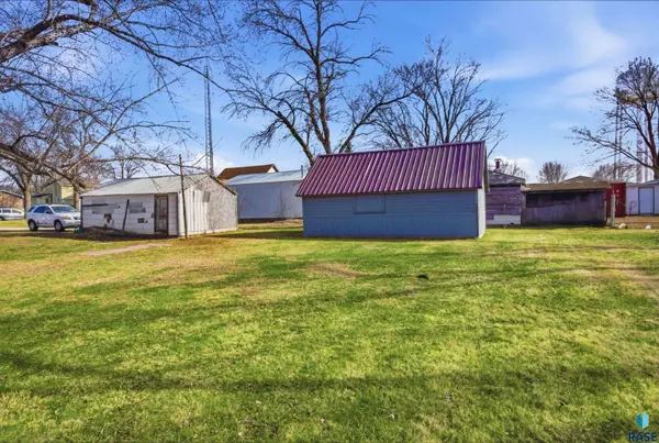 104 N Veterans St, Flandreau, SD 57028