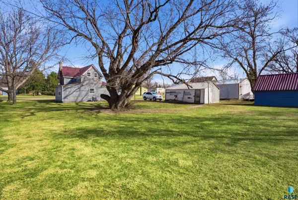 104 N Veterans St, Flandreau, SD 57028