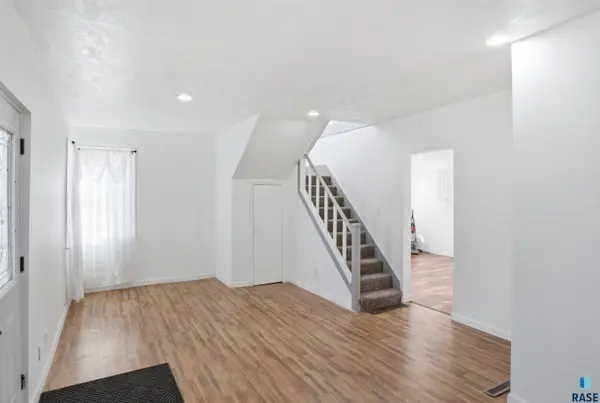 104 N Veterans St, Flandreau, SD 57028