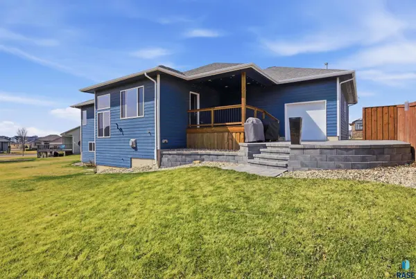 8205 E Willow Leaf St, Sioux Falls, SD 57110